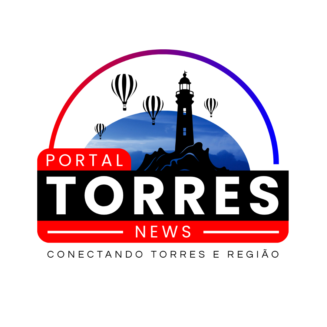 Logotipo Portal Torres News. Escrito o nome do Projeto em branco com fundo em preto e vermelho. Há um farol e balões em preto no ceú juntos a um horizonte de céu azul.